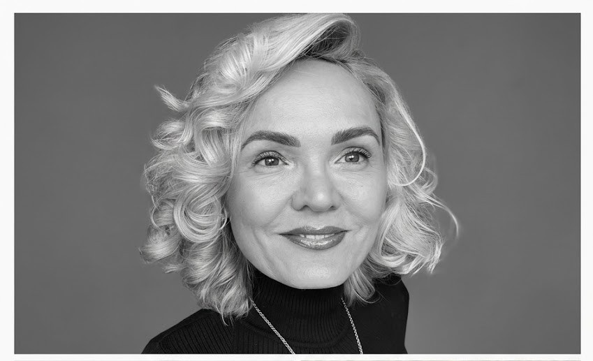 Portrait of Oana Singa, founder of THIS IS VIALA, in a black turtleneck