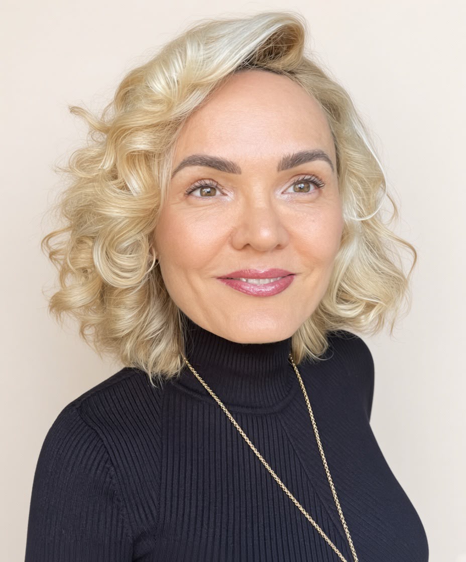 Portrait of Oana Singa, founder of THIS IS VIALA, in a black turtleneck